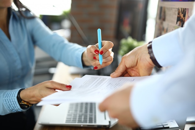 Mulher de negócios assina contrato no escritório closeup