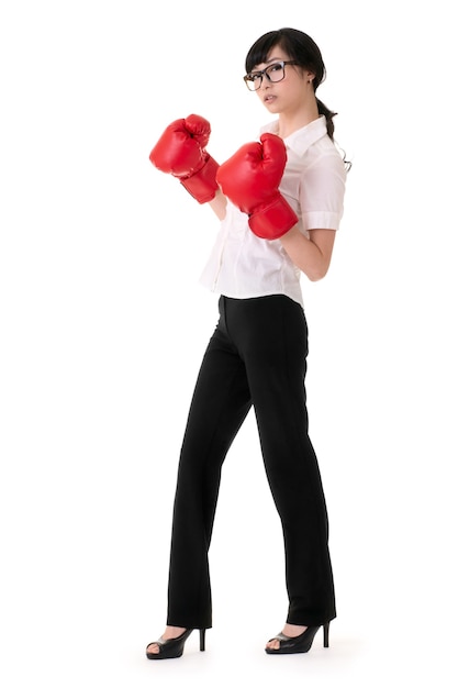 Mulher de negócios atraente com luvas de boxe