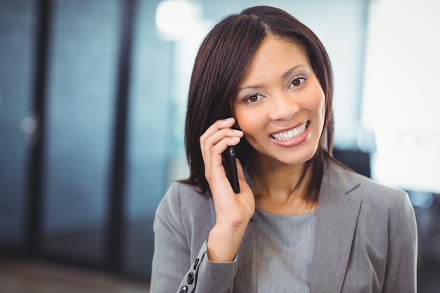 Mulher de negócios atraente falando no celular