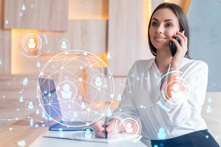 Mulher de negócios atraente na camisa branca tem teleconferência para contratar novos funcionários para consultoria de negócios internacionais Ícones de holograma de mídia social de RH sobre fundo de escritório