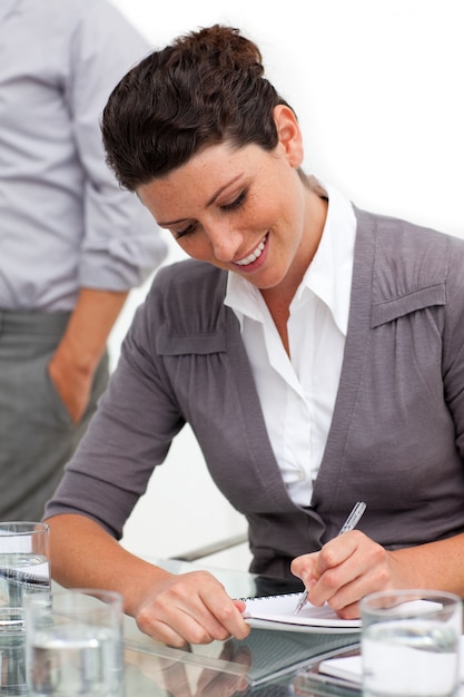 Foto mulher de negócios atraente tomando notas