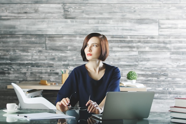 Mulher de negócios atraente trabalhando no projeto