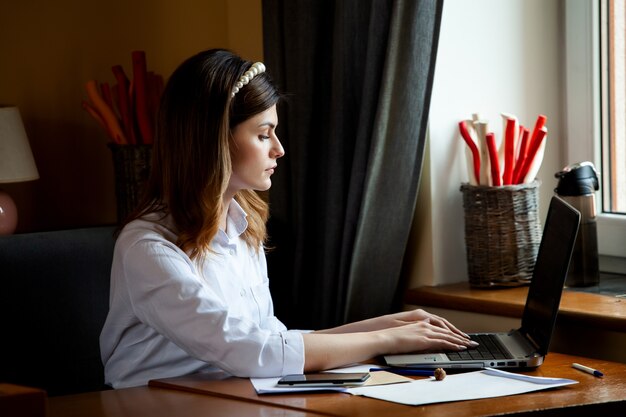 mulher de negócios atraente usando computador portátil durante um intervalo