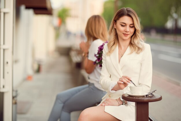 mulher de negócios, bebendo café na rua