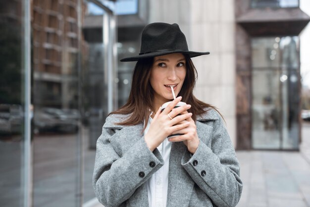 Foto mulher de negócios beber café quente caminhando centro da cidade levar o café