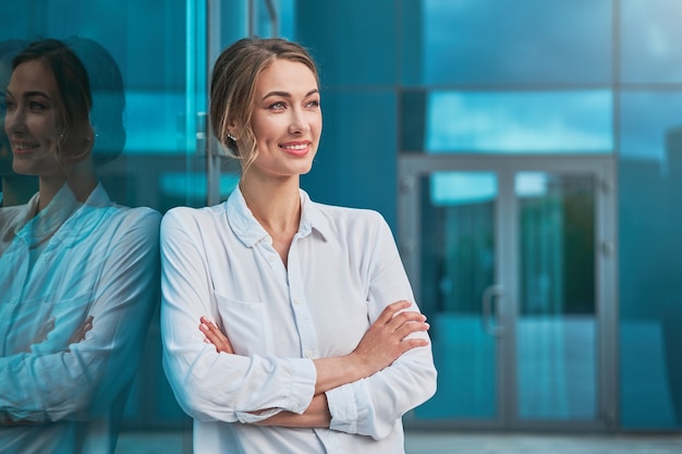 Mulher de negócios bem-sucedida, executiva, empresário, braços cruzados, exterior