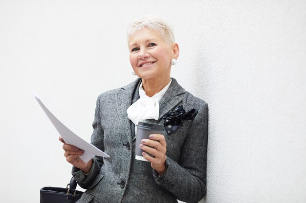 Foto mulher de negócios bem sucedida madura com contrato