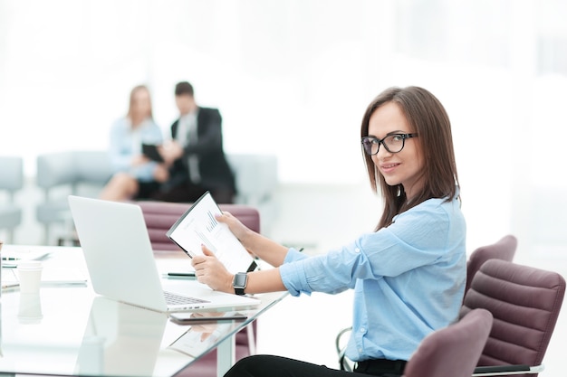 Mulher de negócios bem-sucedida no local de trabalho no escritório