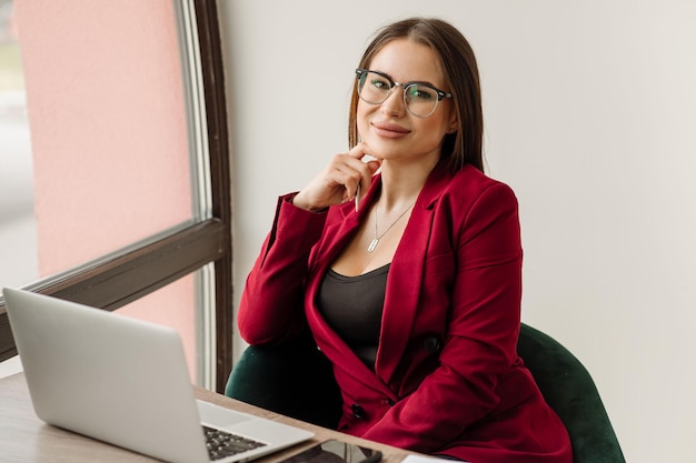 Mulher de negócios bem-sucedida trabalhando com laptop no escritório