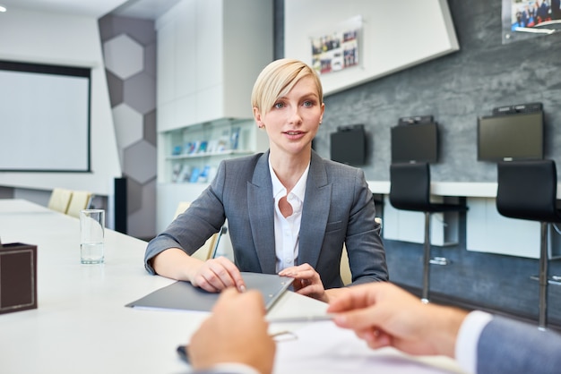 Mulher de negócios bem sucedido falando com parceiros