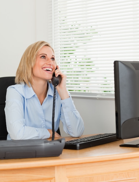 Mulher de negócios bem-vinda no telefone olha para o teto