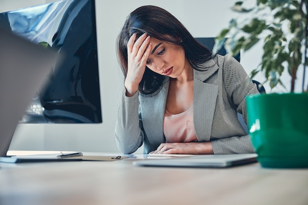 Mulher de negócios bonita cansada e estressada com excesso de trabalho