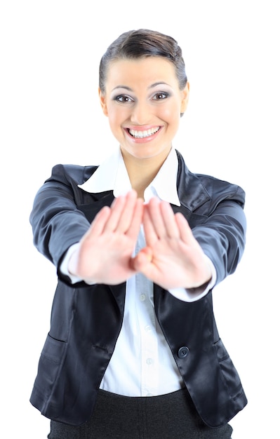 Mulher de negócios bonita com as mãos estendidas, isoladas em um fundo branco