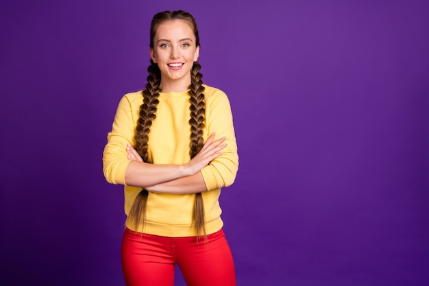 Foto mulher de negócios bonita com tranças longas penteado de braços cruzados pessoa autoconfiante usar roupas casuais brancas isoladas na parede de cor roxa brilhante