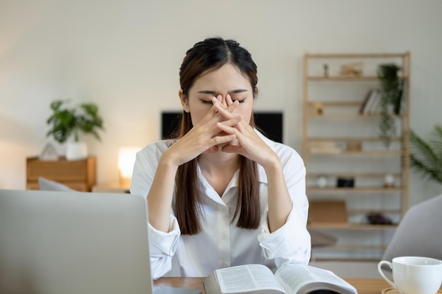 Mulher de negócios bonita e alegre e feliz no escritório