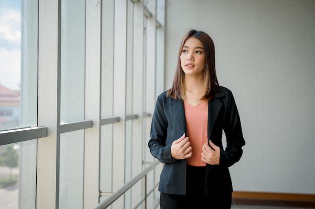 Mulher de negócios bonita em pé na janela