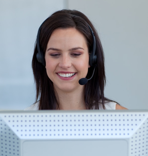 Foto mulher de negócios bonita em um call center com um fone de ouvido