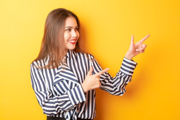 Mulher de negócios bonita está apresentando algo