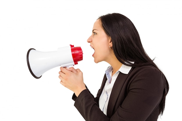 Mulher de negócios bonita gritando com megafone