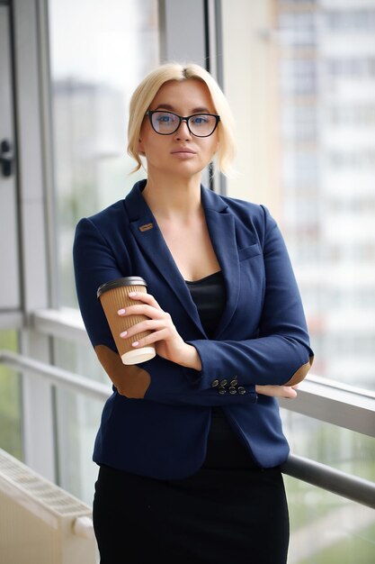 Foto mulher de negócios bonita jovem adulta trabalhando em seu escritório ela é muito ocupada e gostosa