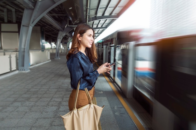 Mulher de negócios bonita no trem do metrô na cidade