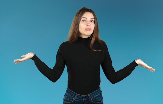 Mulher de negócios bonita segurando as mãos para fora dizendo que ela não sabe isolado