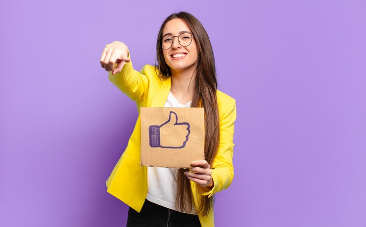Foto mulher de negócios bonita segurando uma mídia social como símbolo