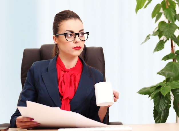 Mulher de negócios bonita trabalhando no escritório