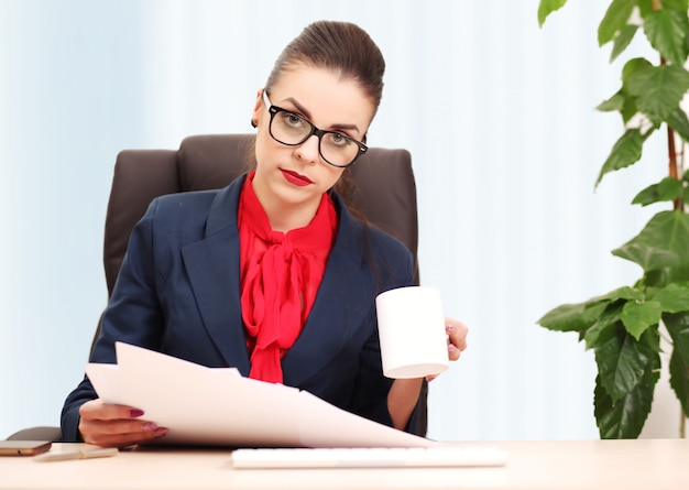 Mulher de negócios bonita trabalhando no escritório