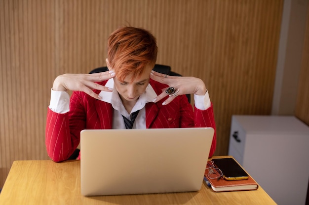 Mulher de negócios cansada em estresse trabalha em um laptop dor de cabeça