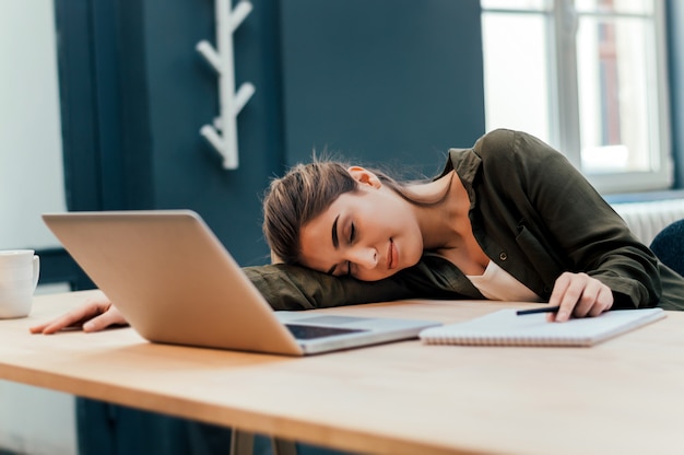 Mulher de negócios cansado linda dormindo no trabalho.