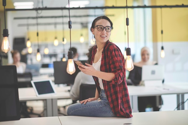 mulher de negócios casual no trabalho no escritório de espaço aberto de inicialização de coworking moderno criativo