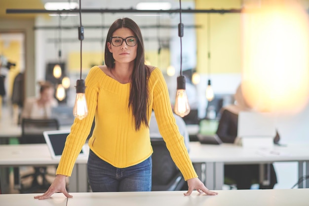 mulher de negócios casual no trabalho no escritório de espaço aberto de inicialização de coworking moderno criativo