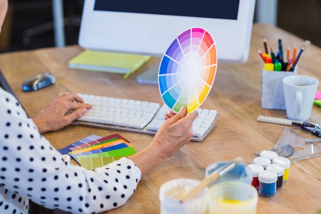 Foto mulher de negócios casual trabalhando com computador e gráfico de cores