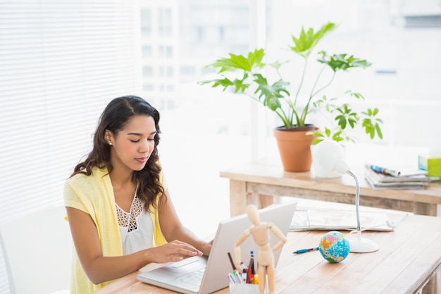 Mulher de negócios casual usando laptop