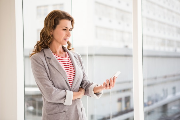 Mulher de negócios casual usando o smartphone