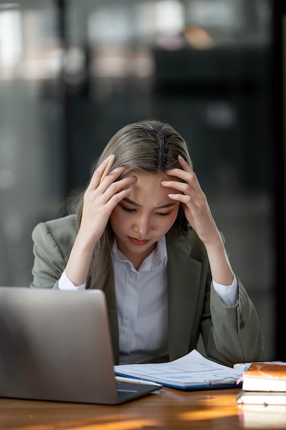 Foto mulher de negócios caucasiana cansada com dor de cabeça no escritório se sentindo mal no espaço de cópia do trabalho