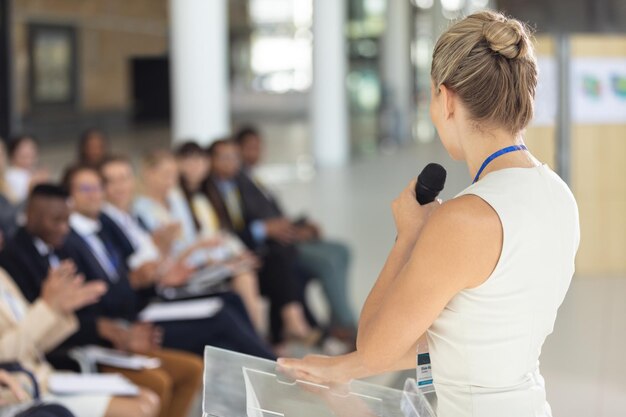 Mulher de negócios caucasiana fazendo um discurso na sala de conferências