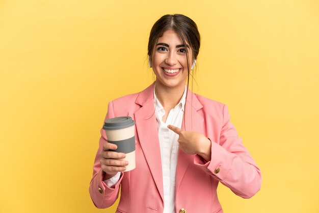 Mulher de negócios caucasiana isolada em fundo amarelo com expressão facial surpresa