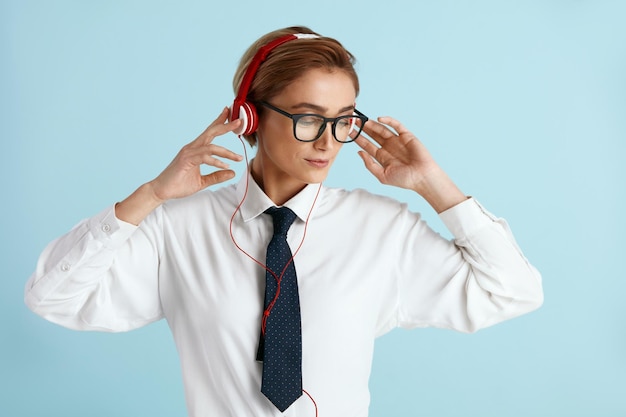 Mulher de negócios caucasiana ouvindo música Positiva Lady ouvindo música favorita