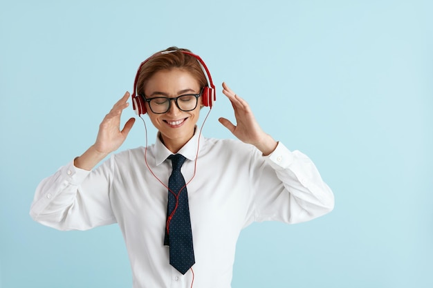 Mulher de negócios caucasiana ouvindo música Positiva Lady ouvindo música favorita