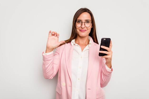 Mulher de negócios caucasiana segurando um telefone móvel se sente orgulhosa e autoconfiante exemplo a seguir