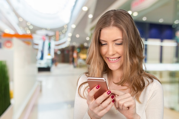 Mulher de negócios caucasiano jovem bonita com telefone inteligente