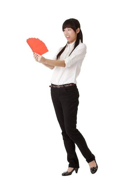 Mulher de negócios chinesa segurando muitos bolsos vermelhos isolados sobre o branco.