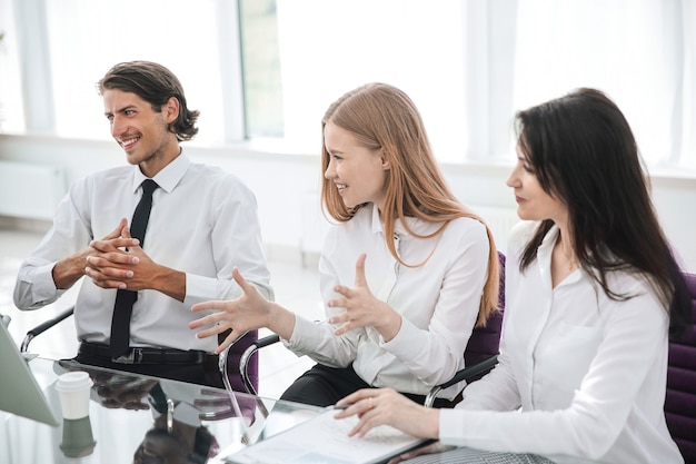 Mulher de negócios closeup.young falando com colegas. o conceito de trabalho em equipe