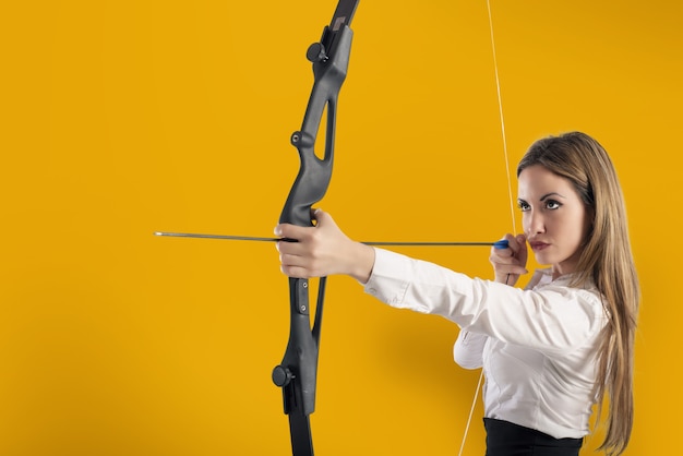 Foto mulher de negócios com arco e flecha apontam para o sucesso