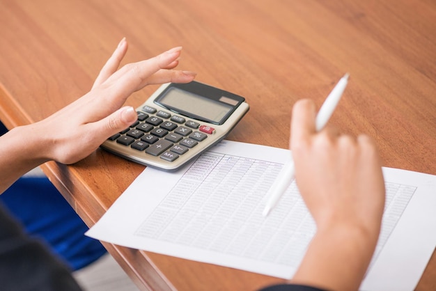 Mulher de negócios com calculadora e diagramas