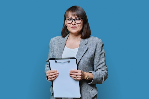 Mulher de negócios com clipboard em fundo azul