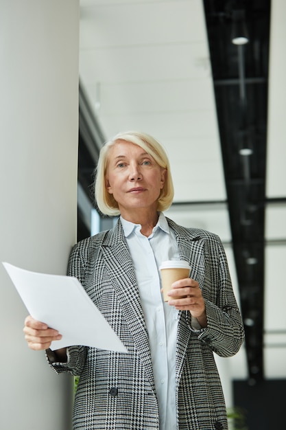 Mulher de negócios com contrato no escritório