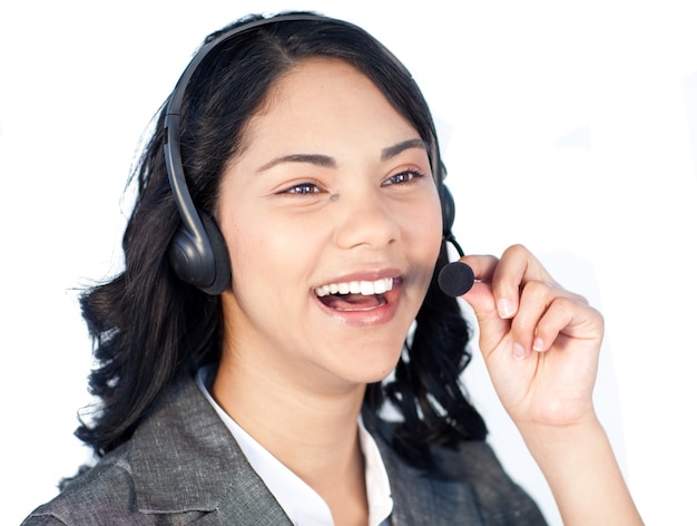 Mulher de negócios com fone de ouvido falando